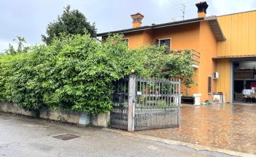 ID:25, Capannone con due appartamenti